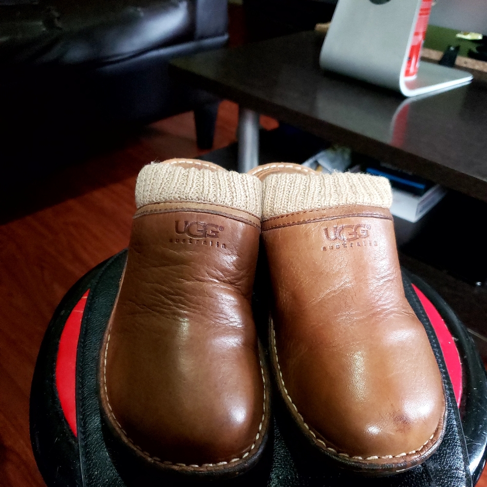 WOMANS UGG AUSTRALIA CLOGS SIZE 2